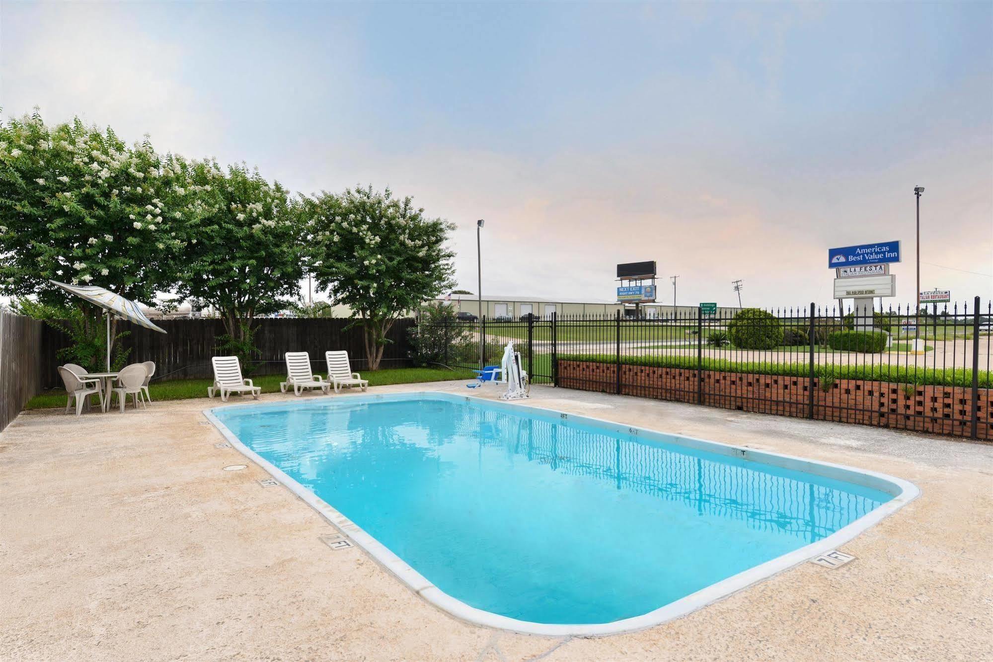 Surestay Hotel By Best Western Rockdale Dış mekan fotoğraf